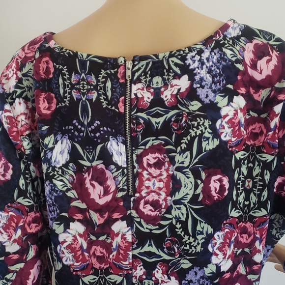 WOMEN'S LONG SLEEVE FLORAL DRESS. - Picture 6 of 6